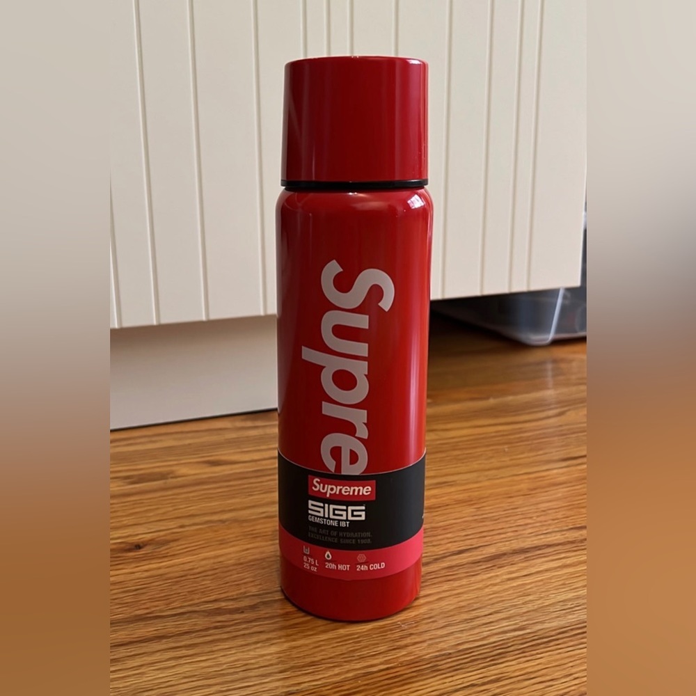 Supreme SIGG vacuum-insulated flask